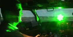 Puoi prendere un puntatore laser su un aereo?